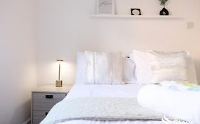 One Bedroom Apartment At Smooth Stays Short Lets & Serviced Accommodation Preston With Parking Near Train Station