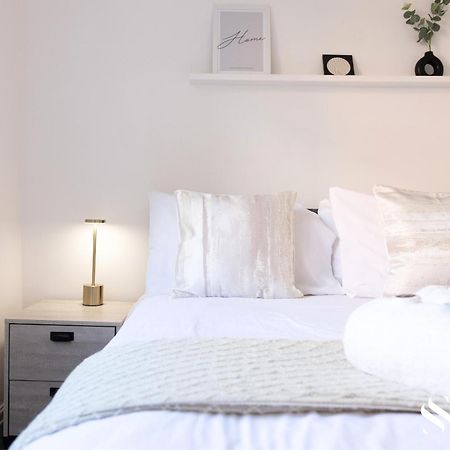 Smooth Stays: Preston Serviced Apartment with Parking Near Station Exterior photo