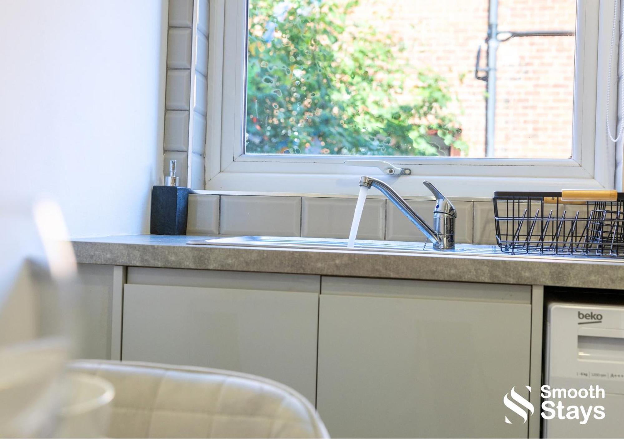 Smooth Stays: Preston Serviced Apartment with Parking Near Station Exterior photo