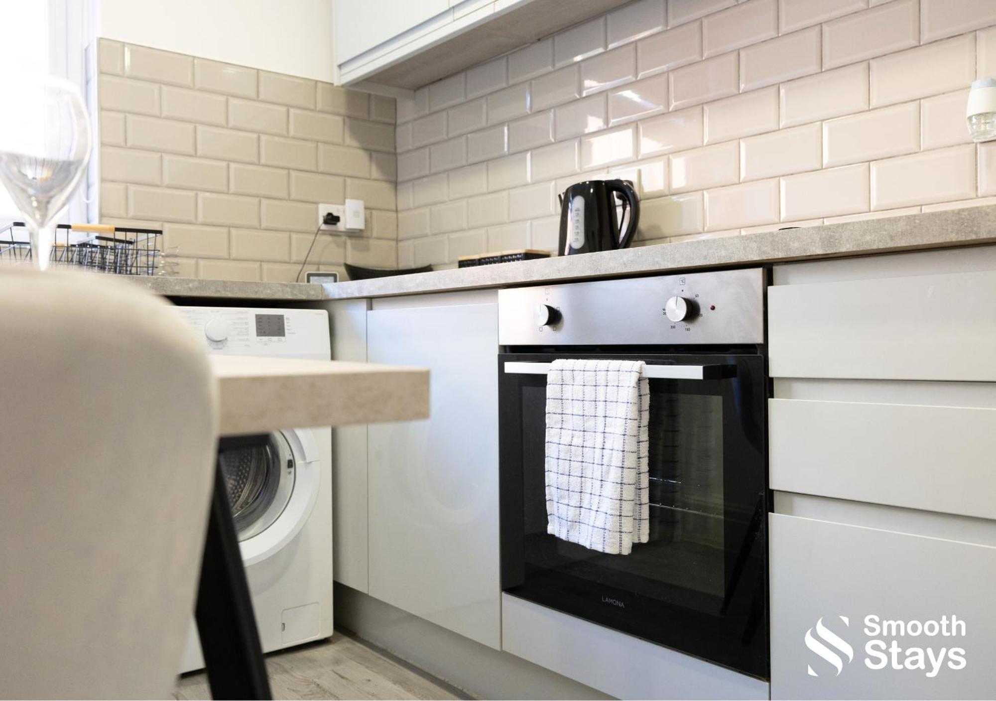 Smooth Stays: Preston Serviced Apartment with Parking Near Station Exterior photo