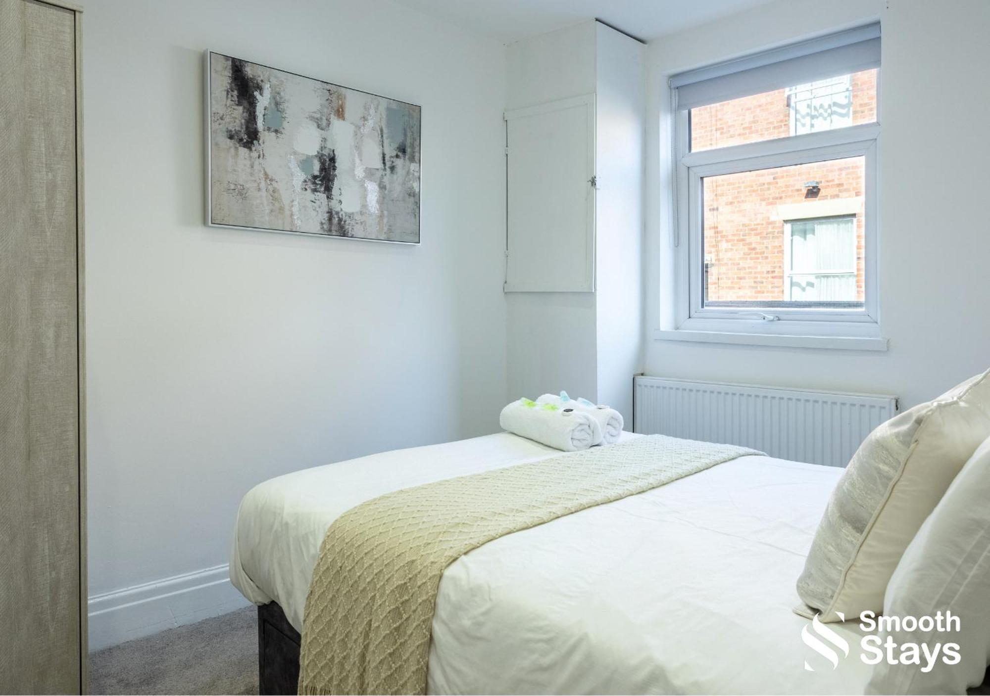 Smooth Stays: Preston Serviced Apartment with Parking Near Station Exterior photo