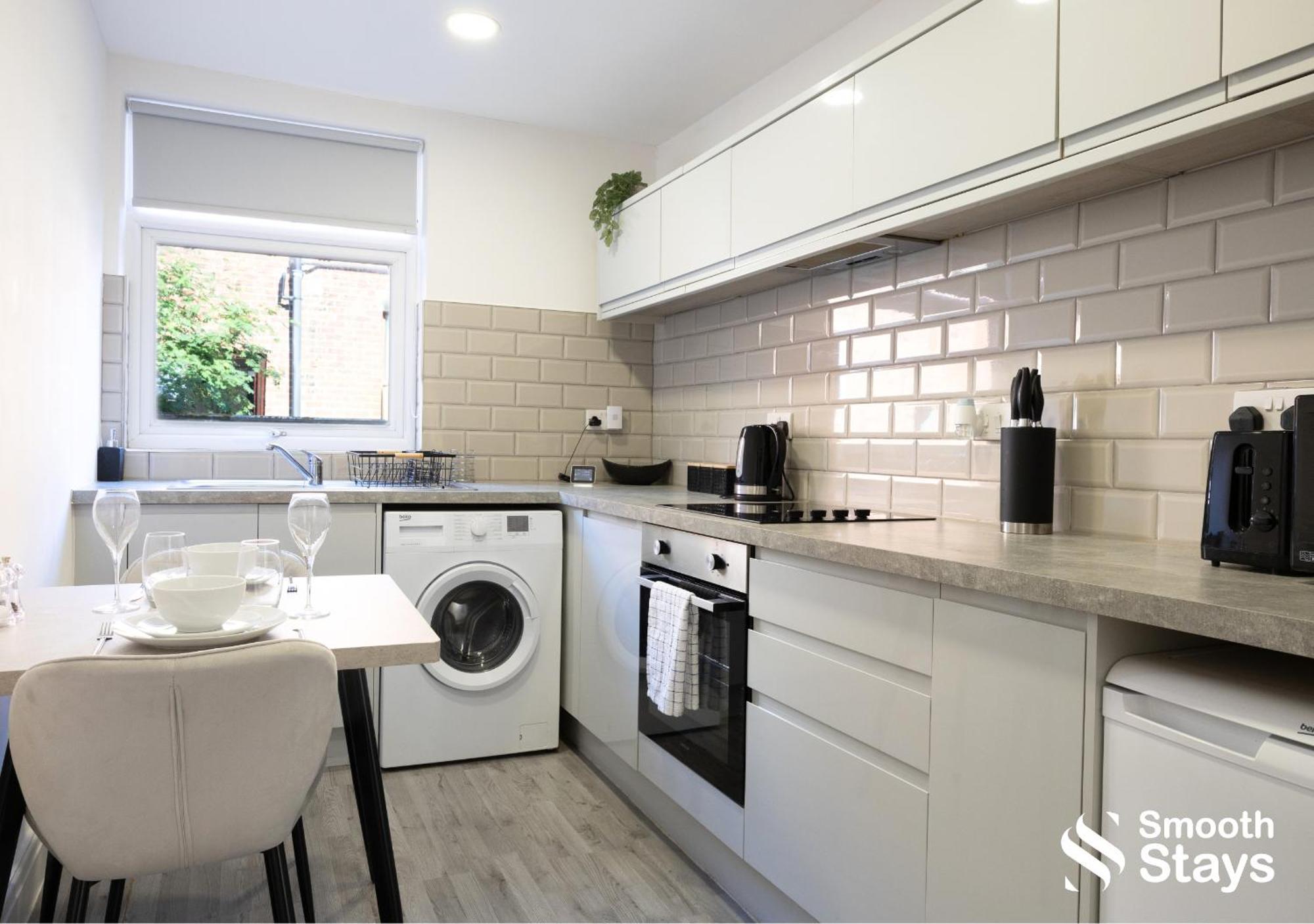 Smooth Stays: Preston Serviced Apartment with Parking Near Station Exterior photo