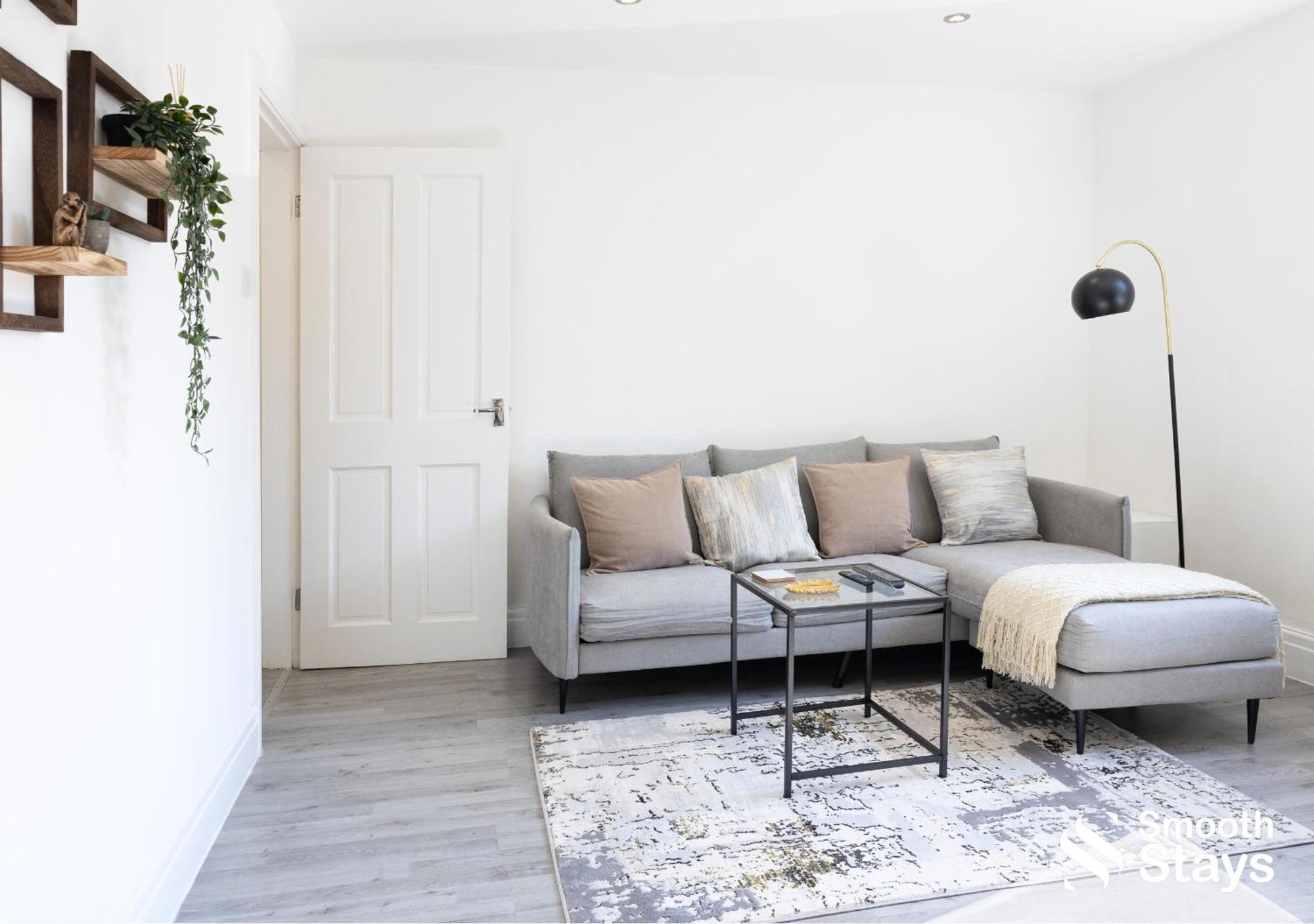 Smooth Stays: Preston Serviced Apartment with Parking Near Station Exterior photo