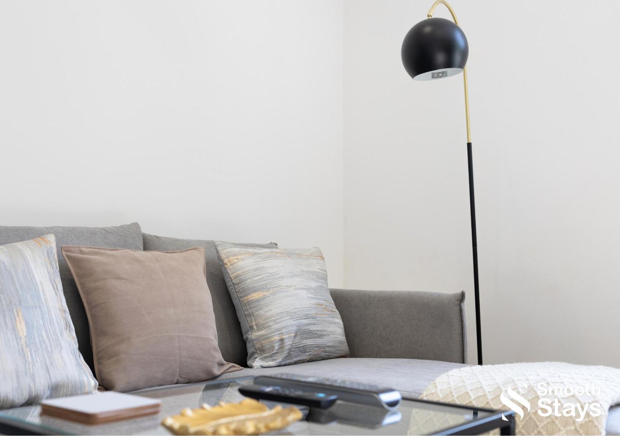 Smooth Stays: Preston Serviced Apartment with Parking Near Station Exterior photo