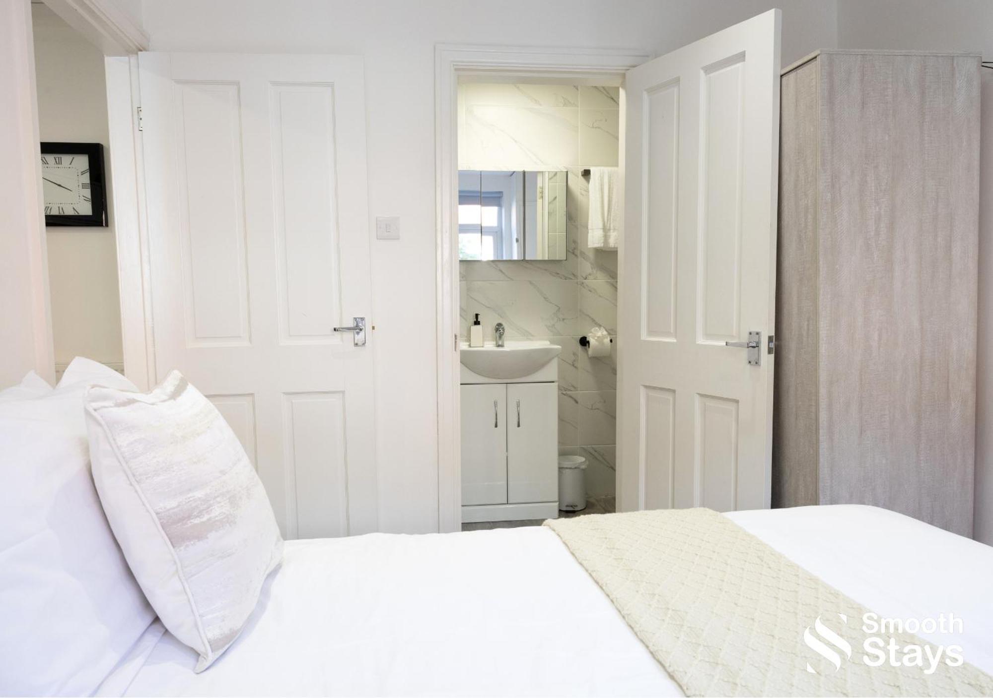 Smooth Stays: Preston Serviced Apartment with Parking Near Station Exterior photo