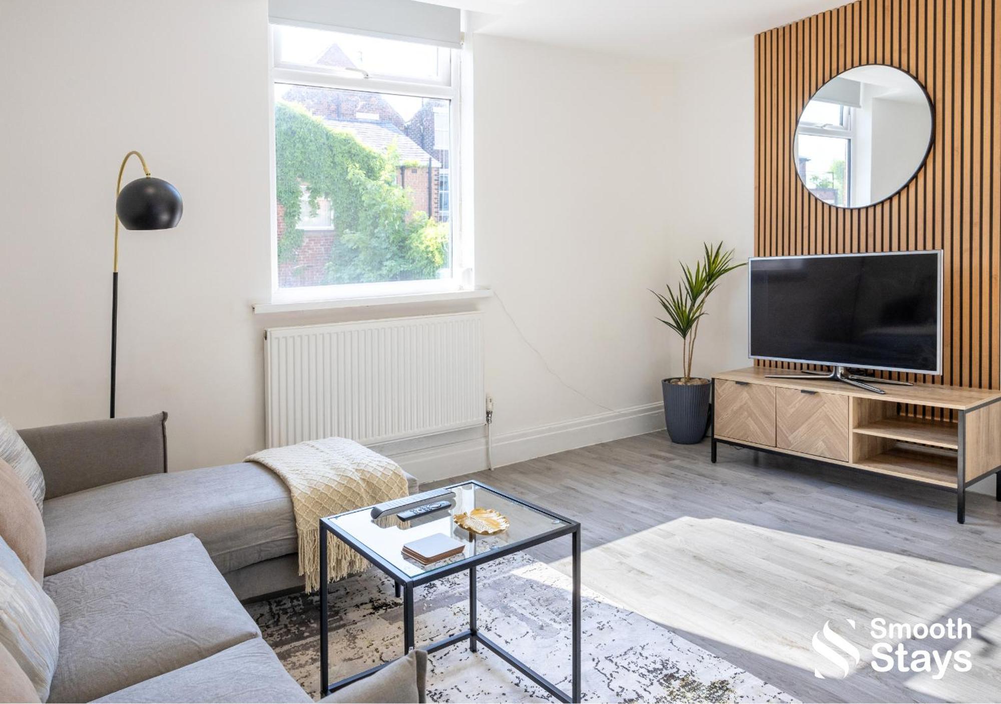 Smooth Stays: Preston Serviced Apartment with Parking Near Station Exterior photo
